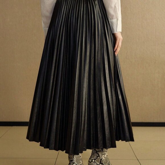 Black Elegant Women's Textured faux leather Pleated Skirt - Picture 6 of 7